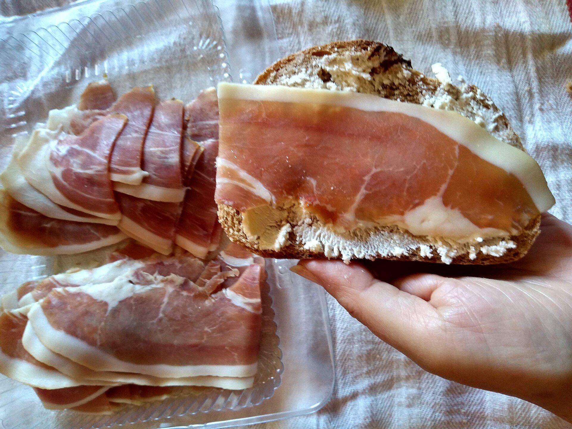Charcuterie italienne, étalage typique d'une bonne épicerie.